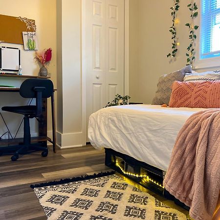 2 Lofts Downtown Louisville One Theater Room Екстер'єр фото